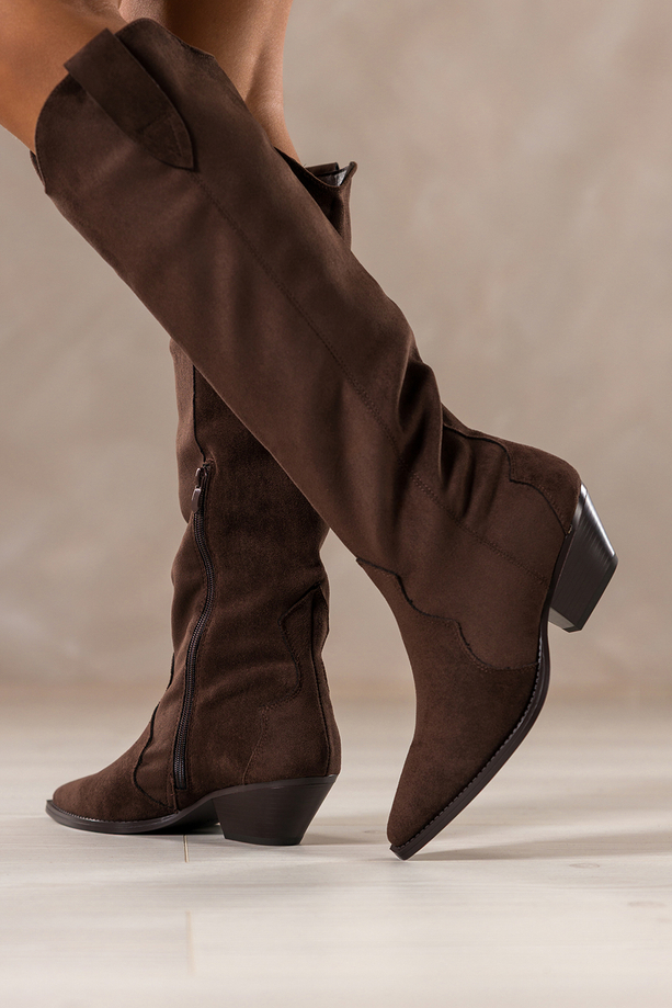 Czekoladowe kozaki damskie kowbojki z szeroką cholewką na ściętym klocku Casu 0361