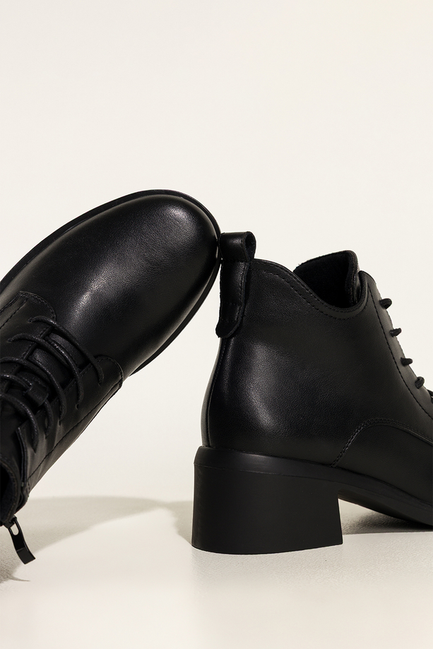 Czarne botki skórzane damskie Sergio Leone na szerokim klocku wycięta cholewka sznurowane YG74560-H