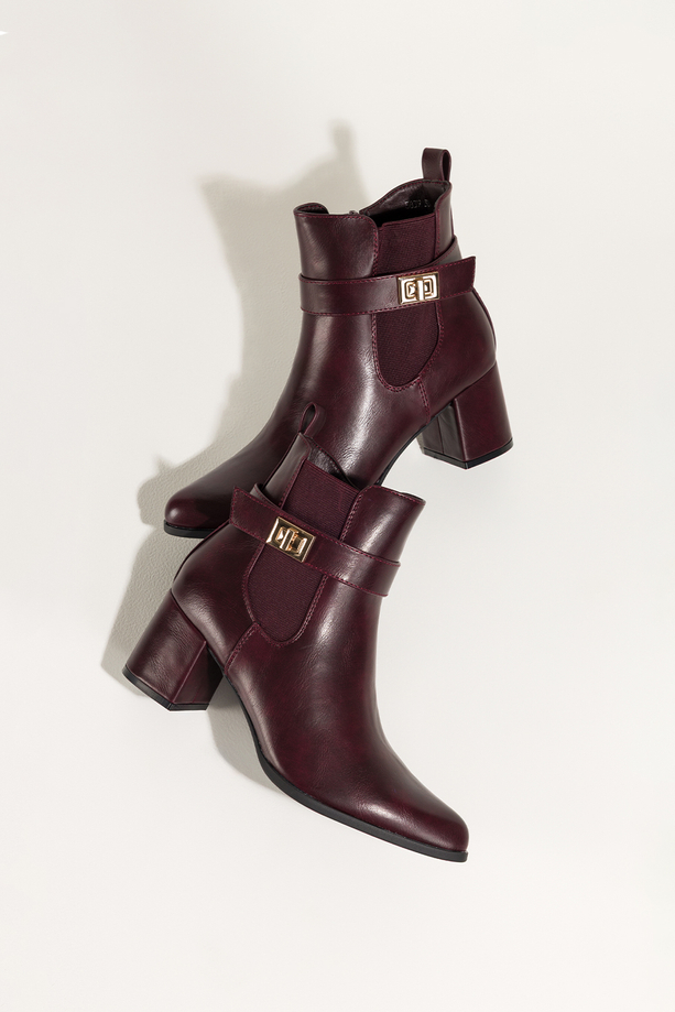 Bordowe botki damskie na szerokim słupku guma w cholewce pasek ze złotą ozdobą Carla 4160