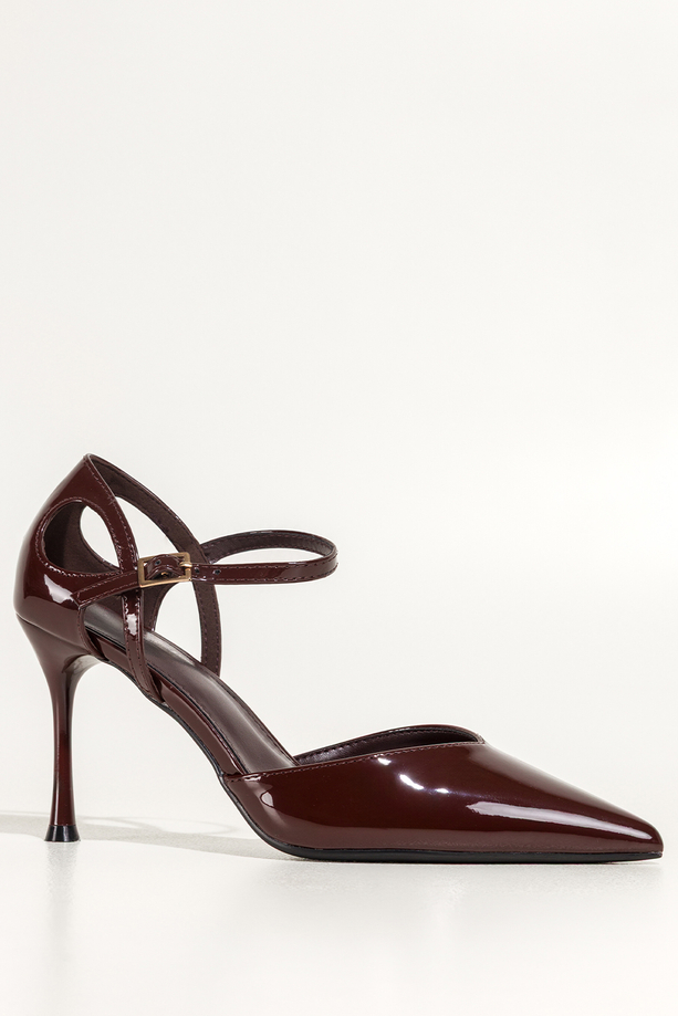 Czekoladowe czółenka damskie szpilki lakierowane z paskiem wycięcia na cholewce Carla OV849