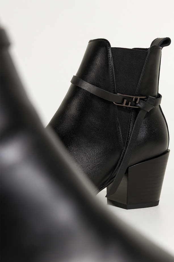 Czarne botki skórzane damskie kowbojki na ściętym klocku guma w cholewce pasek ze stalową ozdobą PRODUKT POLSKI Casu 39435