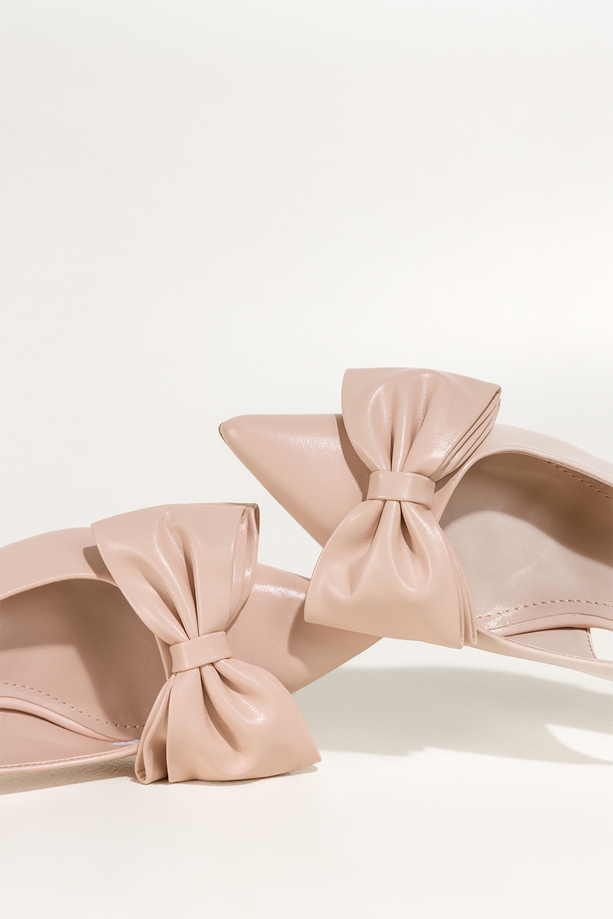 Beżowe czółenka damskie z kokardą obcas kieliszek odkryta pięta elastyczna guma w pasku Carla N892