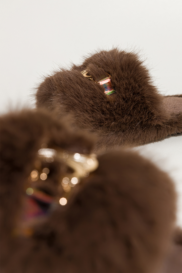 Czekoladowe kapcie damskie obuwie domowe futrzane szeroki pasek ze złotą ozdobą Casu UO961