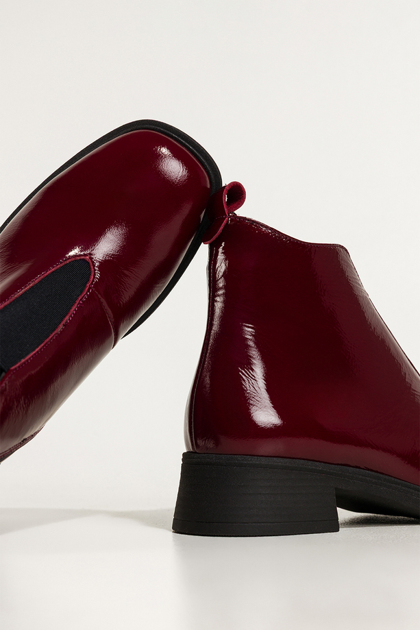 Bordowe botki skórzane damskie lakierowane na niskim obcasie wycięta cholewka z elastyczną gumą PRODUKT POLSKI Casu 380