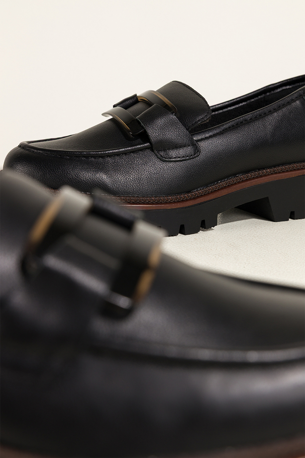 Czarne mokasyny skórzane damskie Sergio Leone na bieżnikowanej podeszwie czarna ozdoba na cholewce NP74833-H