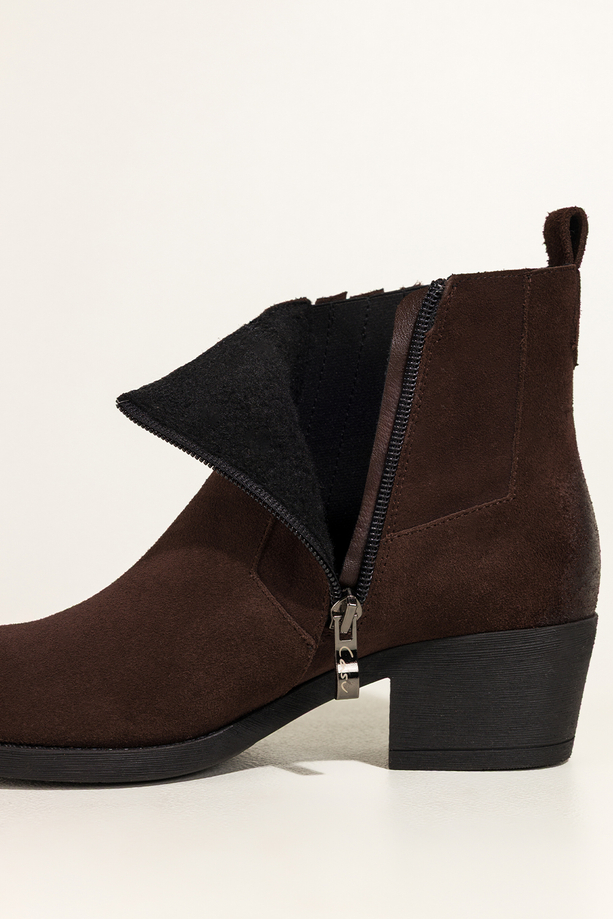 Czekoladowe botki skórzane damskie kowbojki na szerokim ściętym klocku guma w cholewce PRODUKT POLSKI Casu 39455