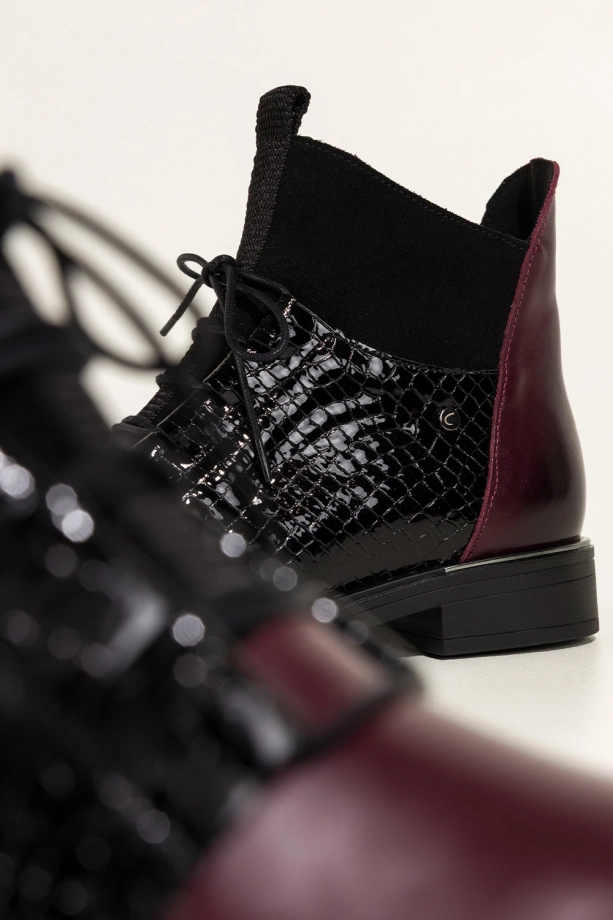 Bordowe botki skórzane damskie płaskie wstawki lakierowane z wzorem wężowym sznurowane PRODUKT POLSKI Casu 39476