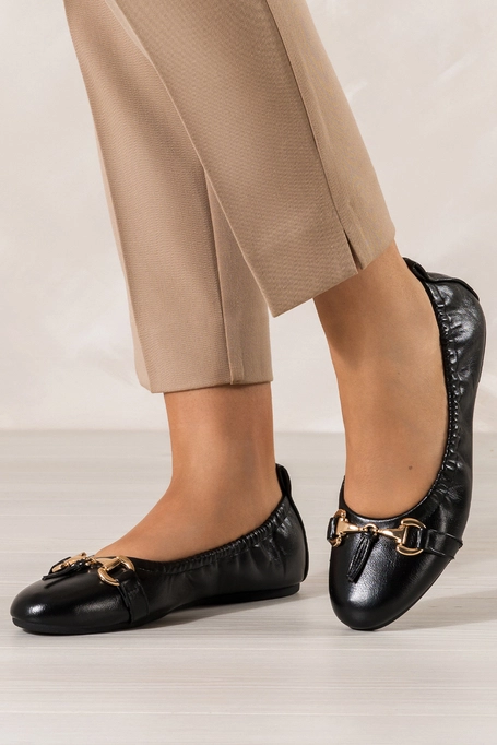Czarne baleriny damskie ze złotą sprzączką guma w cholewce skórzana wkładka Casu JW25X11-B