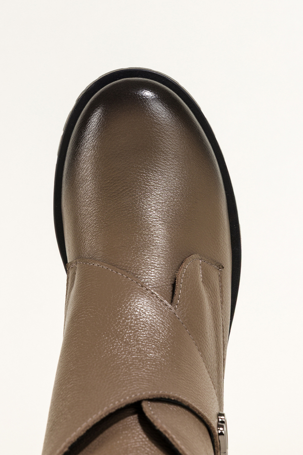 Ciemnobeżowe botki skórzane damskie na bieżnikowanej platformie szeroki pasek na rzep ze stalową ozdobą PRODUKT POLSKI Casu 39465