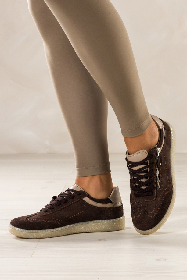 Czekoladowe sneakersy skórzane damskie buty sportowe na elastycznej podeszwie beżowe wstawki zamek w cholewce sznurowane PRODUKT POLSKI Casu M8716