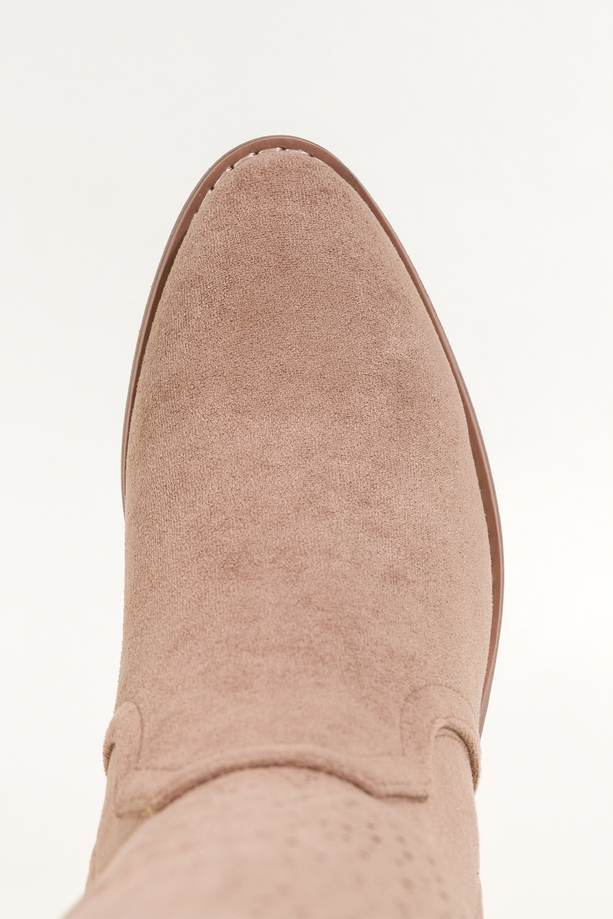 Ciemnobeżowe kozaki damskie przed kolano na słupku ażurowa cholewka Carla S748-7