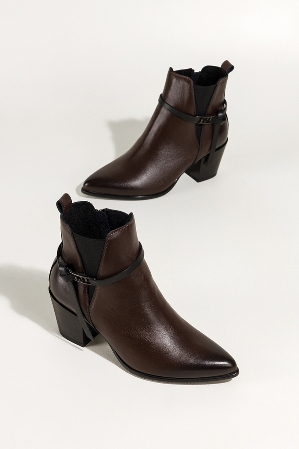 Czekoladowe botki skórzane damskie kowbojki na ściętym klocku guma w cholewce pasek ze stalową ozdobą PRODUKT POLSKI Casu 39435