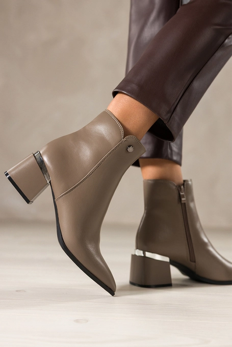 Ciemnobeżowe botki damskie na szerokim klocu ze srebrną ozdobą na cholewce stalowe kółeczko Casu D25WX1-T
