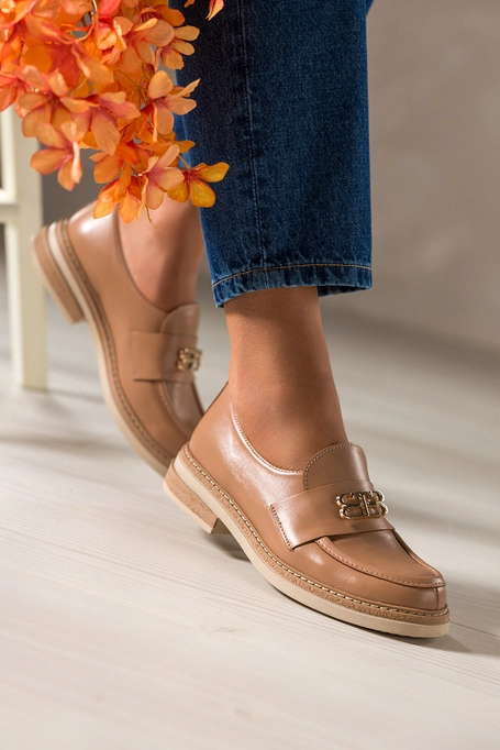 Camelowe mokasyny skórzane damskie ze złotą ozdobą PRODUKT POLSKI Casu 79825