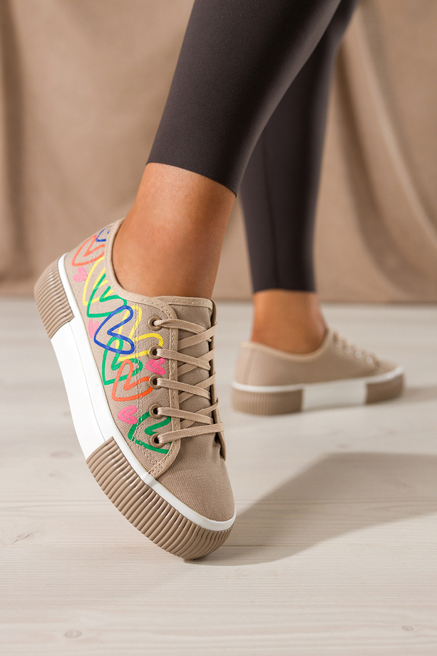 Beżowe trampki damskie sneakersy z kolorowymi sercami na platformie sznurowane Carla QY853-8