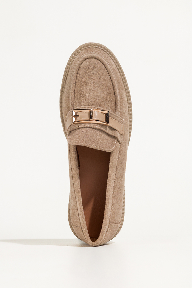 Beżowe mokasyny damskie półbuty na bieżnikowanej platformie ozdobny pasek ze złotą klamrą Casu G339K