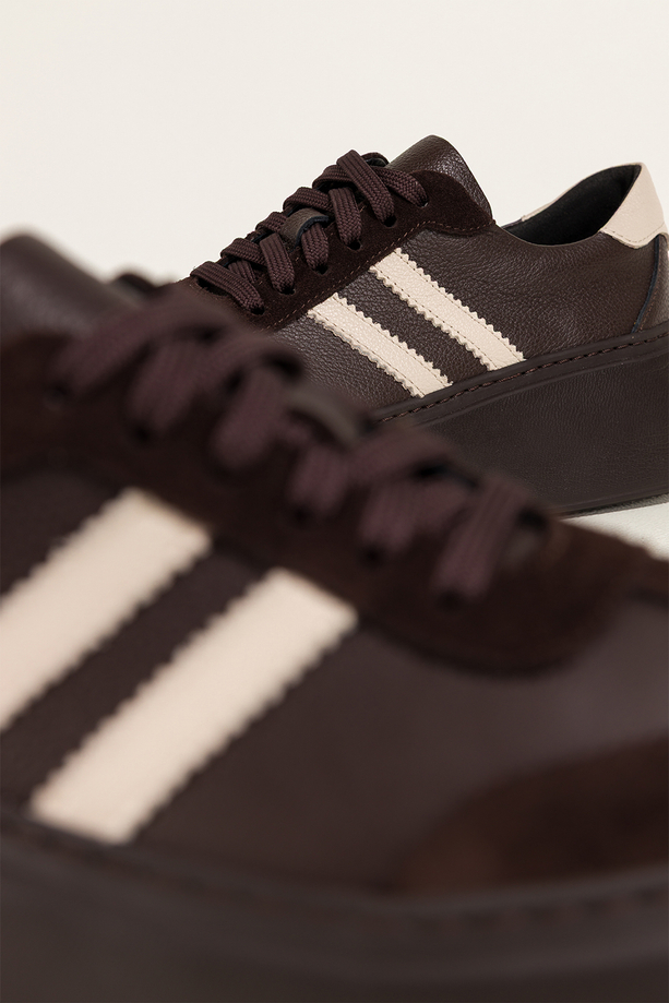 Czekoladowe sneakersy skórzane damskie buty sportowe na platformie beżowe wstawki sznurowane PRODUKT POLSKI Casu 7987
