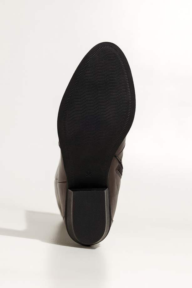 Czekoladowe kozaki skórzane damskie kowbojki na ściętym klocku wycięta cholewka z ozdobnymi paskami PRODUKT POLSKI Casu 7000-704