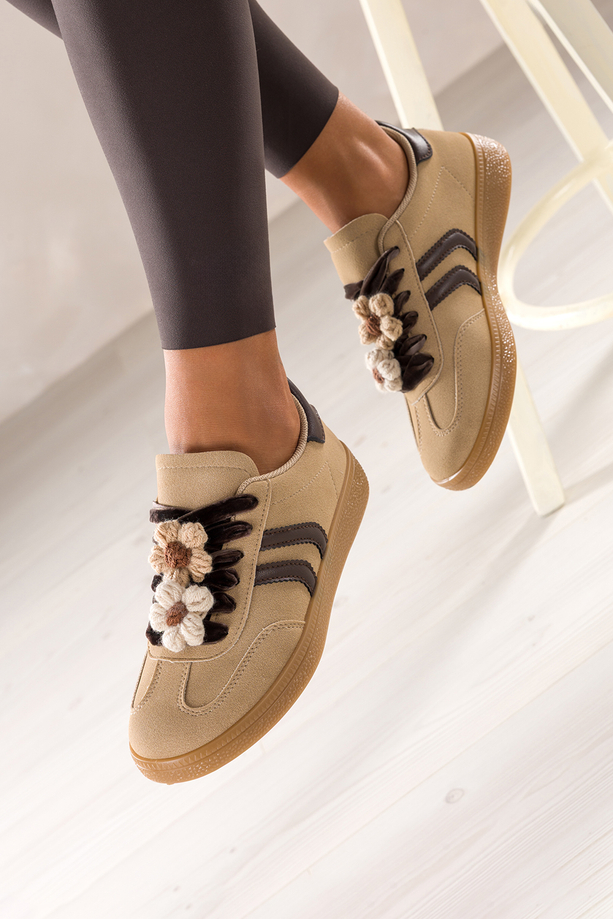 Beżowe sneakersy damskie buty sportowe na platformie welurowe sznurówki z odpinanymi kwiatami brązowe wstawki Carla X6087