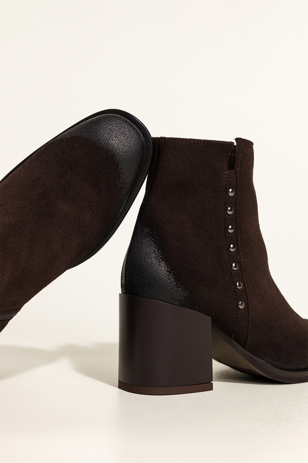 Czekoladowe botki skórzane damskie na szerokim słupku nity na cholewce PRODUKT POLSKI Casu 8863