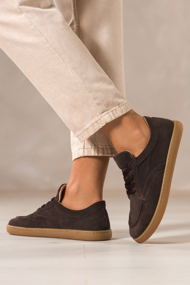 Czekoladowe półbuty barefoot skórzane zamszowe damskie szerokie na elastycznej płaskiej podeszwie cholewka z przeszyciami sznurowane PRODUKT POLSKI Casu M8669