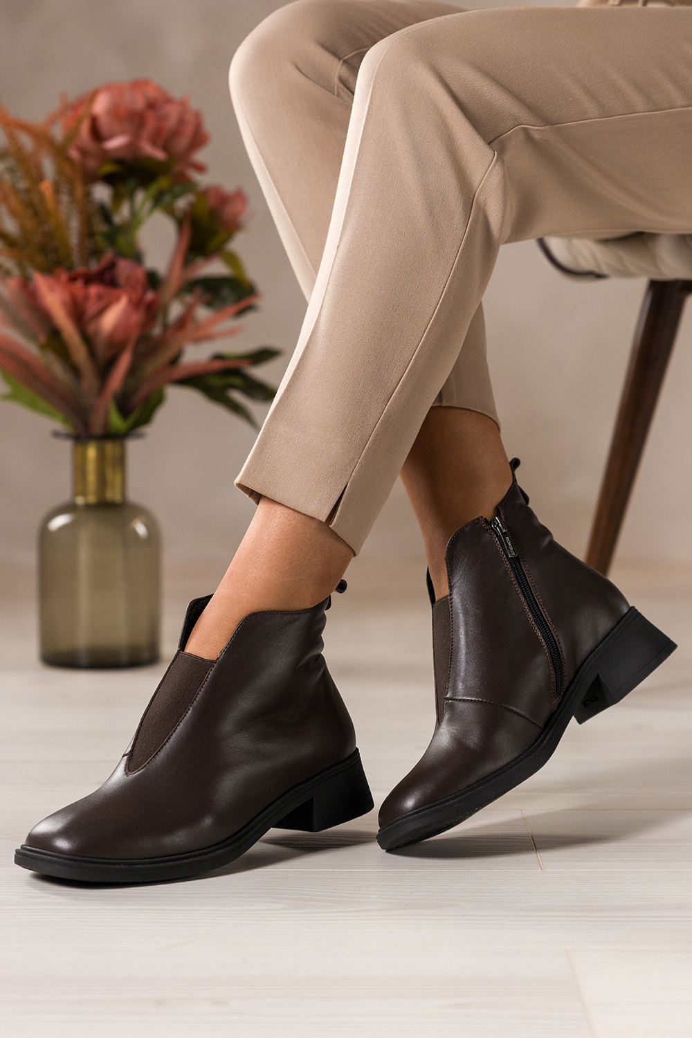 Czekoladowe botki skrzane damskie na niskim obcasie wycita cholewka z elastyczn gum PRODUKT POL