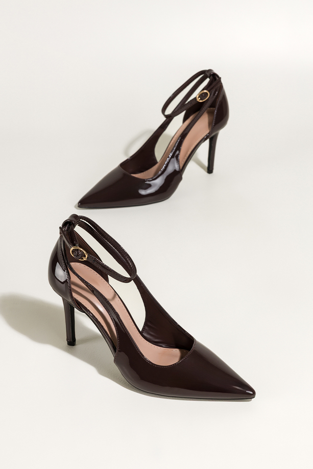 Czekoladowe czółenka damskie lakierowane szpilki wycięcia na cholewce pasek wokół kostki Carla 641-8