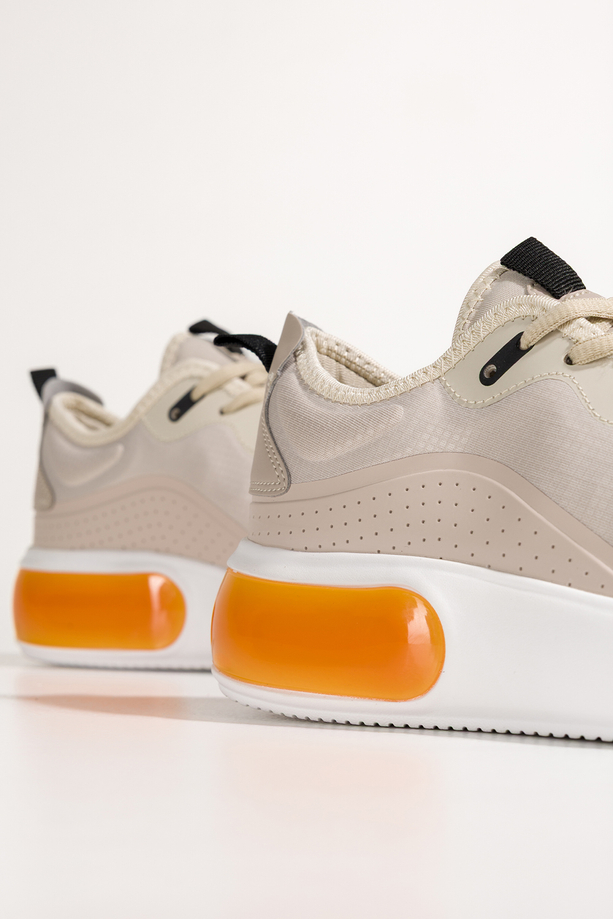 Beżowe sneakersy damskie buty sportowe na trening na białej platformie z pomarańczową wstawką sznurowane Casu D9000