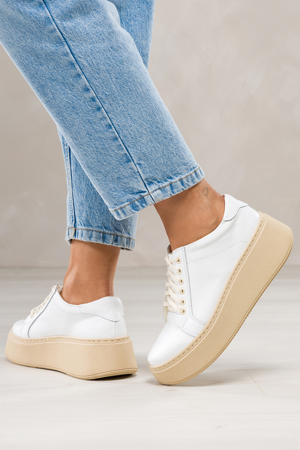 Białe sneakersy skórzane damskie creepersy sznurowane na beżowej platformie PRODUKT POLSKI Casu 516