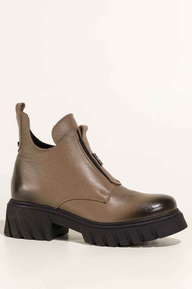 Ciemnobeżowe botki skórzane damskie na bieżnikowanej platformie z wyciętą cholewką guma na przodzie stalowa ozdoba PRODUKT POLSKI Casu 39456