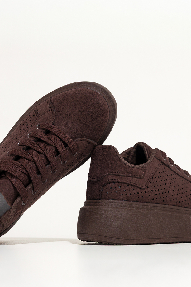 Czekoladowe sneakersy damskie buty sportowe ażurowe na platformie sznurowane Carla YO349K