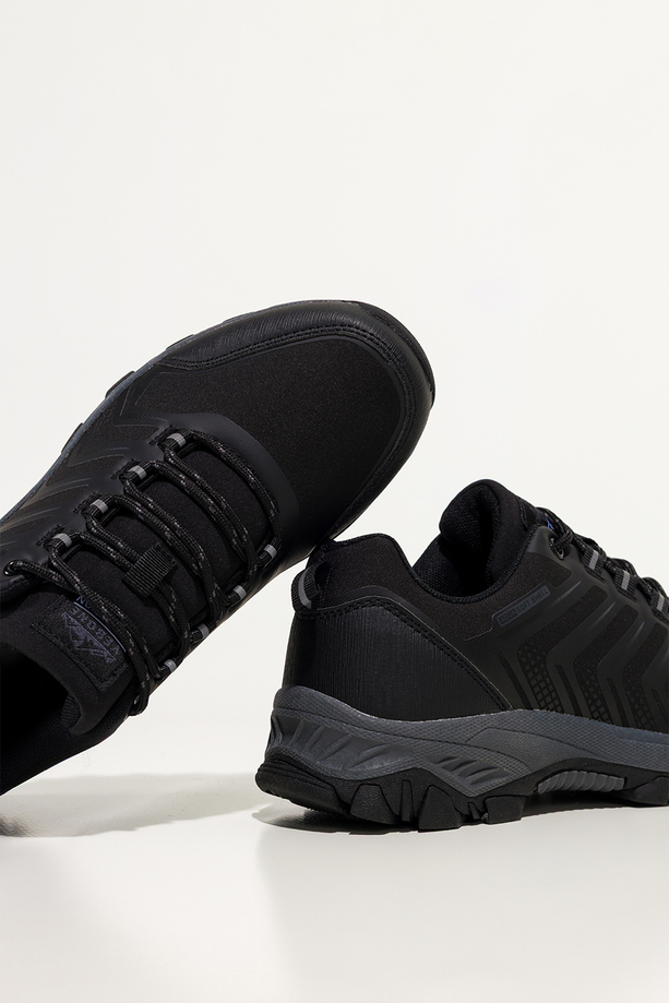 Czarne buty trekkingowe damskie buty sportowe softshell na bieżnikowanej podeszwie szare wstawki sznurowane Carla EY82933-8