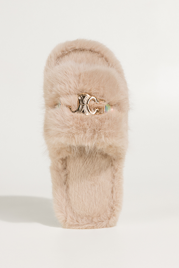 Jasnobeżowe kapcie damskie obuwie domowe futrzane szeroki pasek ze złotą ozdobą Casu UO961