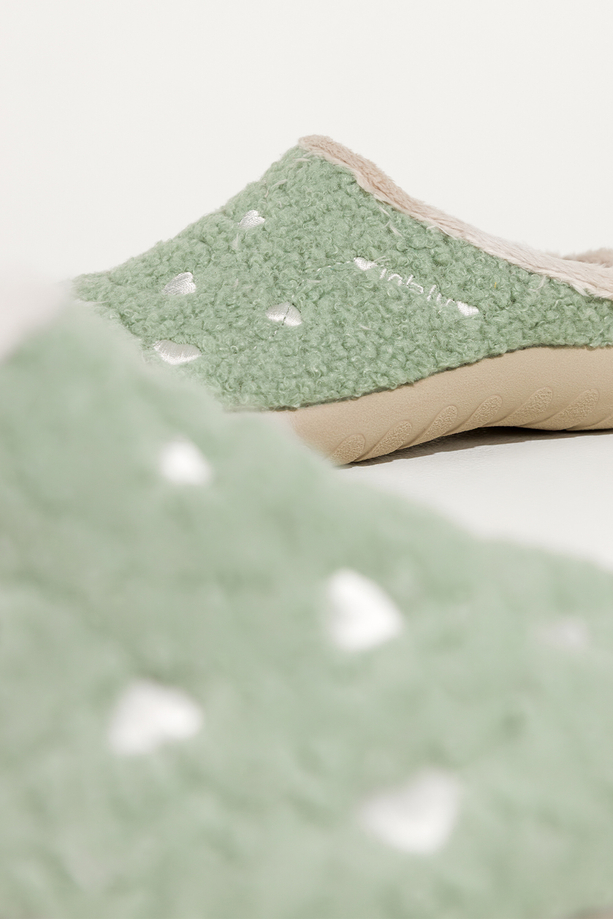 Miętowe kapcie damskie Inblu obuwie domowe z materiału typu baranek ozdobione sercami VG999966