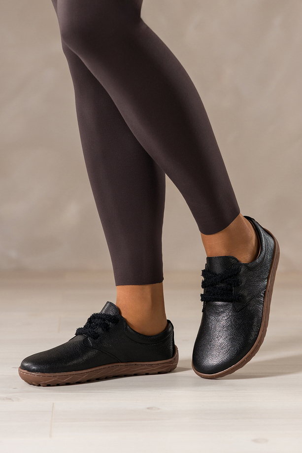 Czarne buty barefoot skórzane damskie szerokie na elastycznej płaskiej podeszwie puszyste sznurówki PRODUKT POLSKI Casu 89811