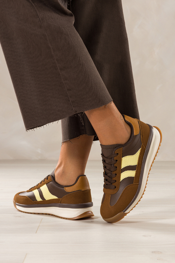 Camelowe sneakersy damskie buty sportowe na żłobionej podeszwie sznurowane beżowe wstawki Carla U76-692