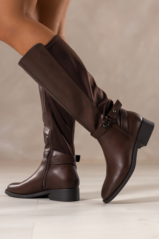 Czekoladowe kozaki damskie na klocku elastyczna cholewka pasek ze stalową ozdobą Casu D728-7