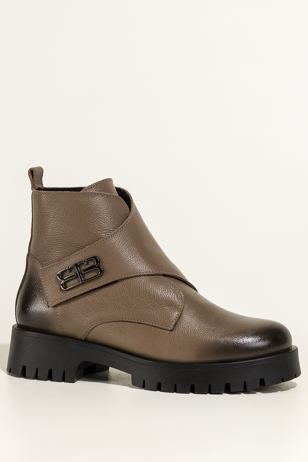 Ciemnobeżowe botki skórzane damskie na bieżnikowanej platformie szeroki pasek na rzep ze stalową ozdobą PRODUKT POLSKI Casu 39465