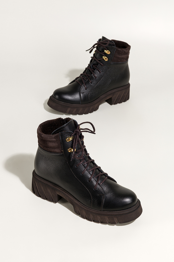 Czarne botki skórzane damskie na bieżnikowanej czekoladowej podeszwie sznurowane PRODUKT POLSKI Casu 8097