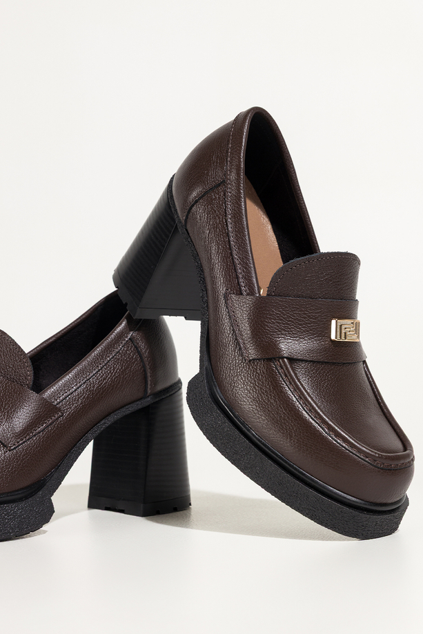 Czekoladowe mokasyny skórzane damskie na szerokim klocku złota ozdoba PRODUKT POLSKI Casu 79830