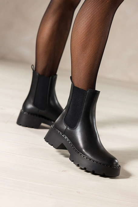 Czarne botki damskie Sergio Leone na bieżnikowanej platformie gumy w cholewce YG228