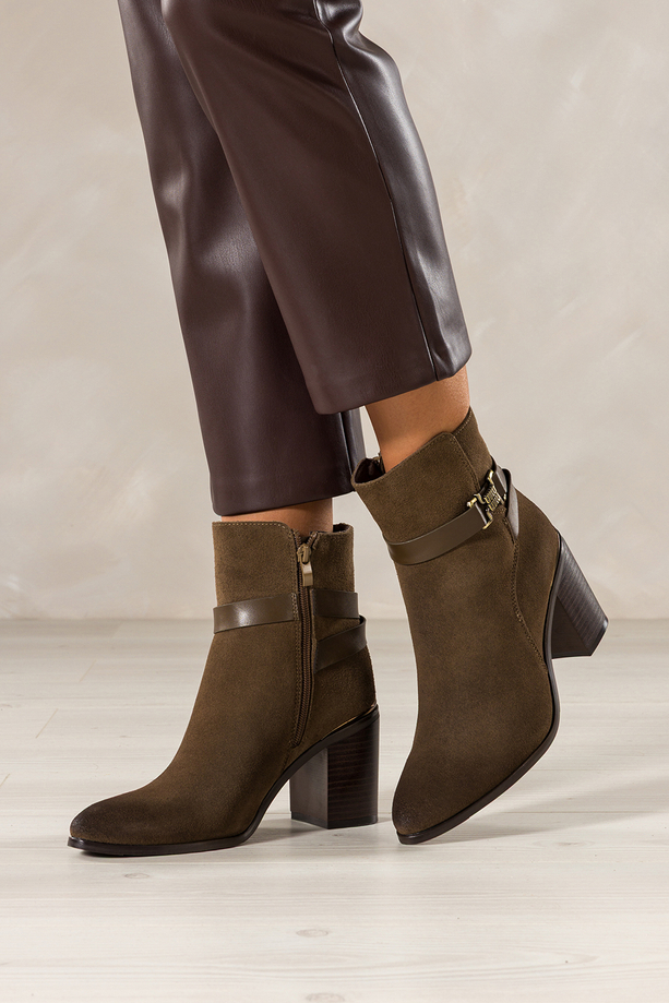 Brązowe botki skórzane damskie Sergio Leone na słupku pasek ze złotą ozdobą YG74615-H