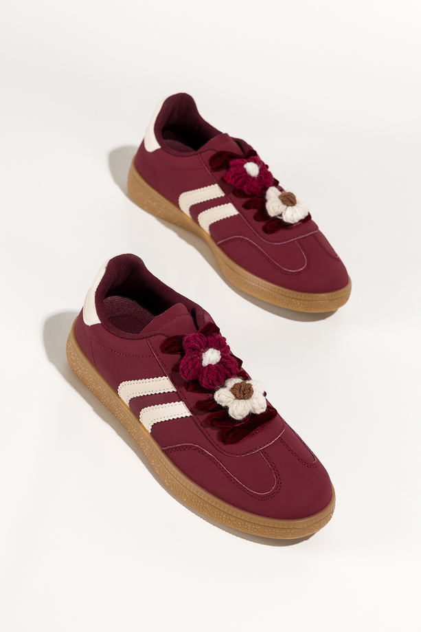 Bordowe sneakersy damskie buty sportowe na platformie welurowe sznurówki z odpinanymi kwiatami beżowe wstawki Carla X6087