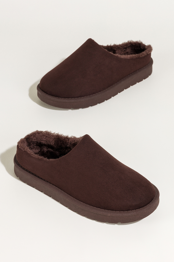 Czekoladowe kapcie damskie z futerkiem na żłobionej platformie Casu Y-116