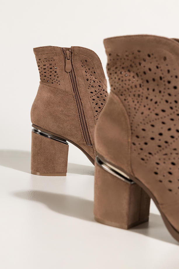 Ciemnobeżowe botki damskie ażurowe na ozdobnym słupku Carla S7678-6