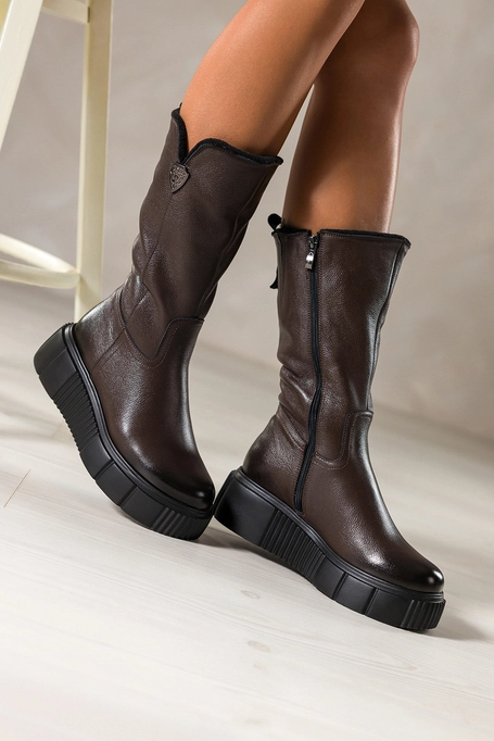 Czekoladowe kozaki skórzane damskie przed kolano na żłobionej platformie wycięta cholewka stalowa ozdoba PRODUKT POLSKI Casu 29878