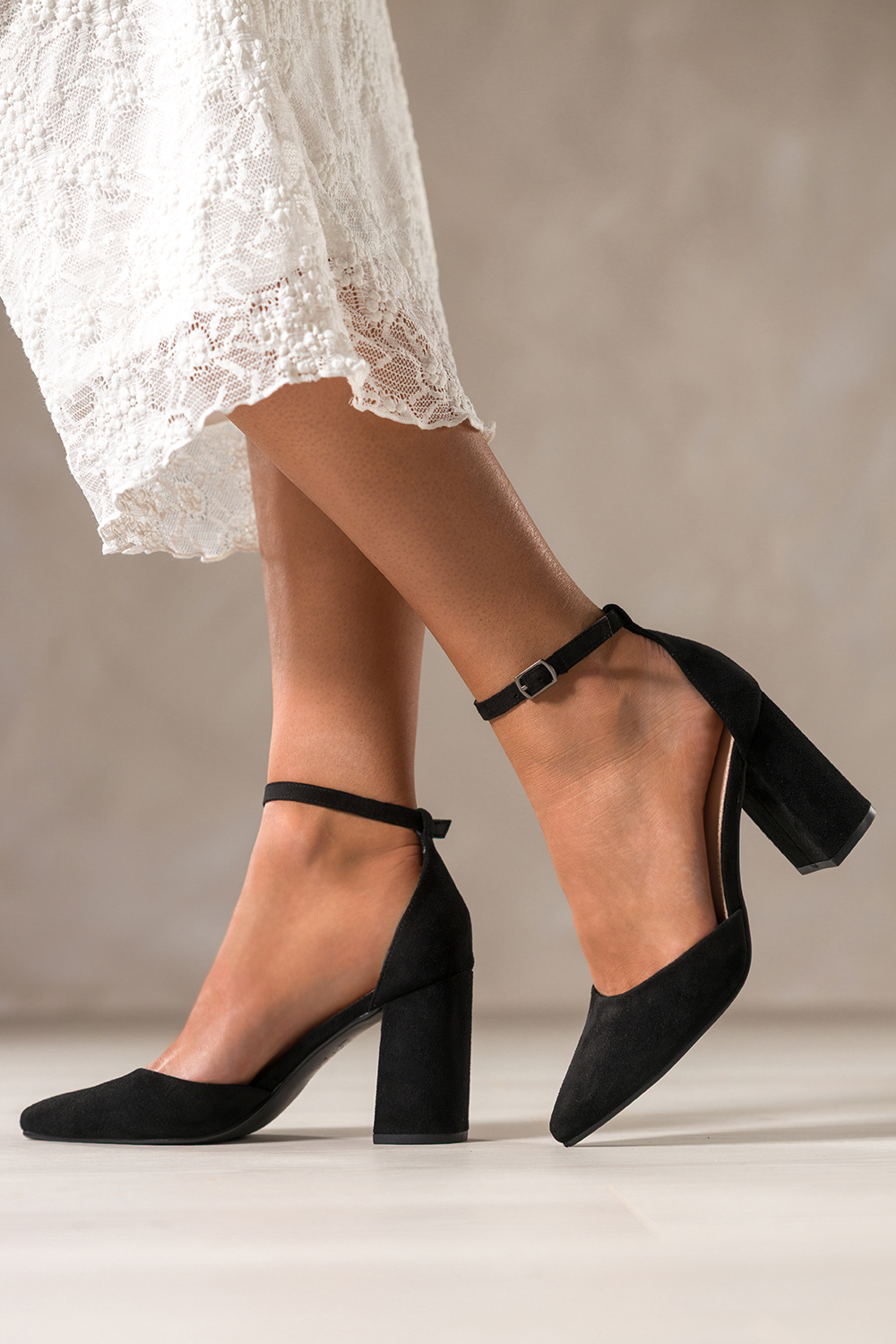 Czarne cz�enka damskie na s�upku pasek wok� kostki Carla JZ796K