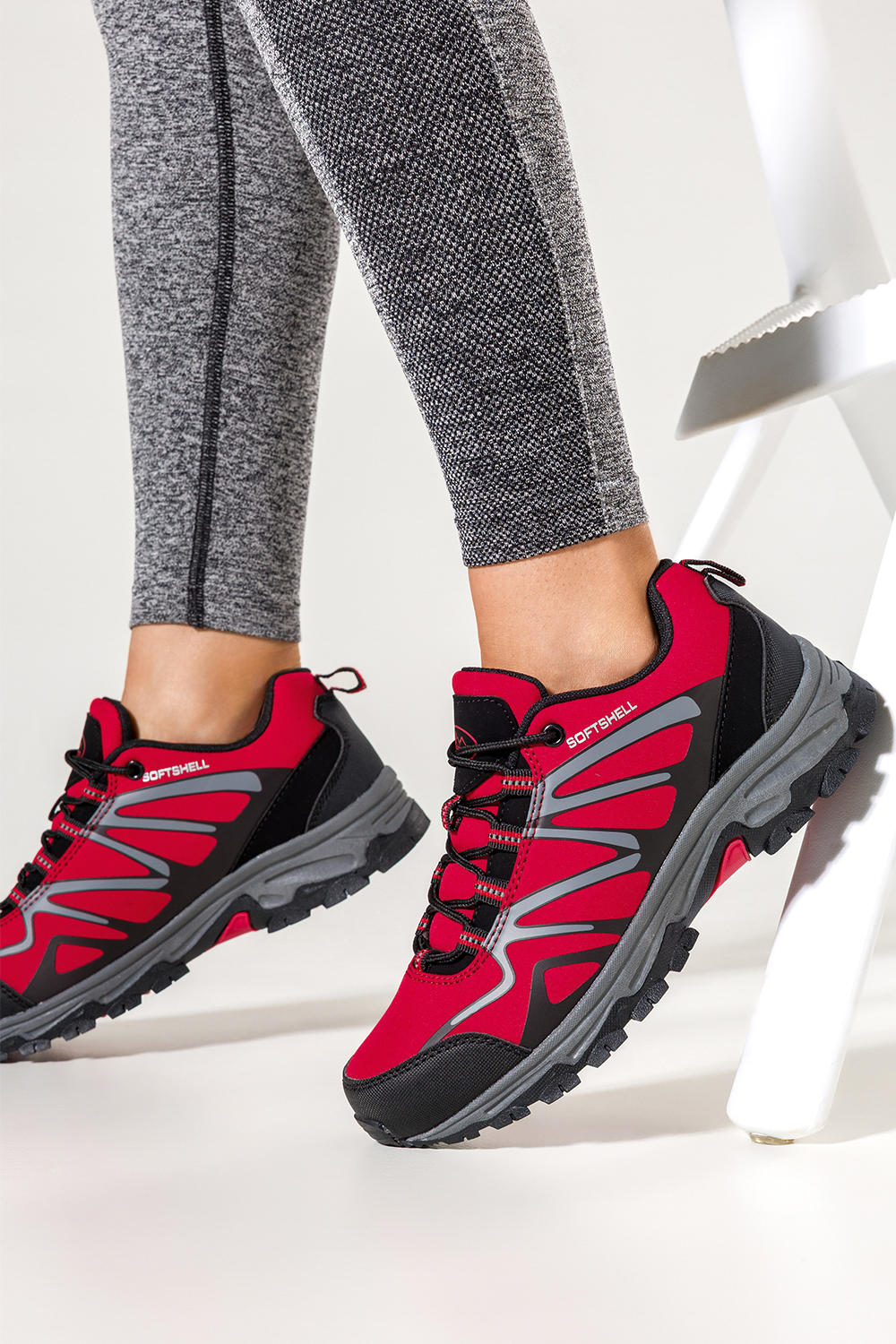 Czerwone buty trekkingowe damskie z czarnymi dodatkami sznurowane softshell Casu B2111-4