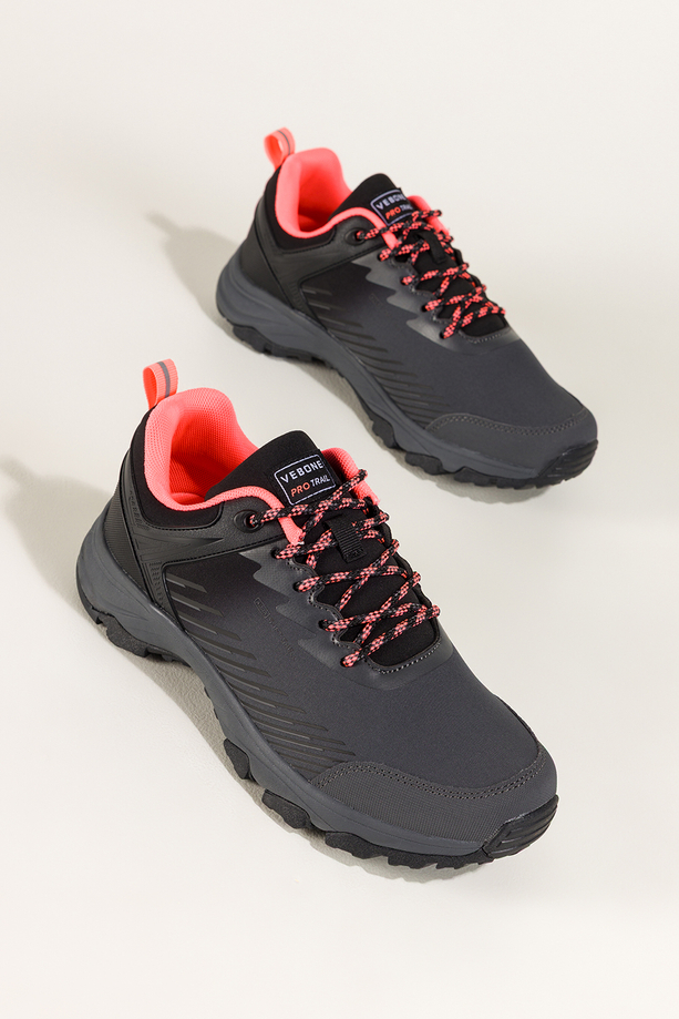 Ciemnoszare buty trekkingowe damskie buty sportowe softshell na bieżnikowanej podeszwie koralowe wstawki sznurowane Carla EY0976-6