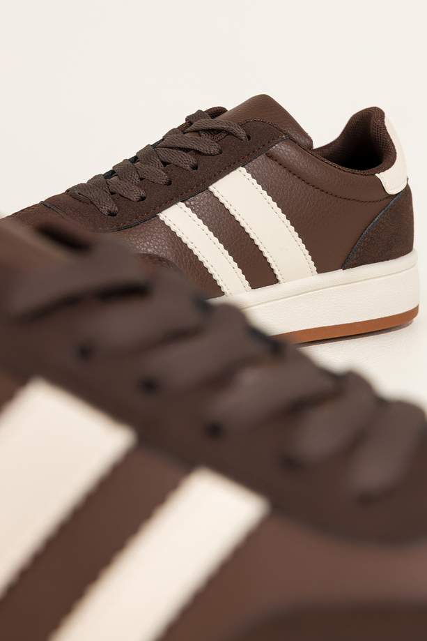 Czekoladowe sneakersy damskie buty sportowe na białej platformie białe wstawki sznurowane Casu 4-31